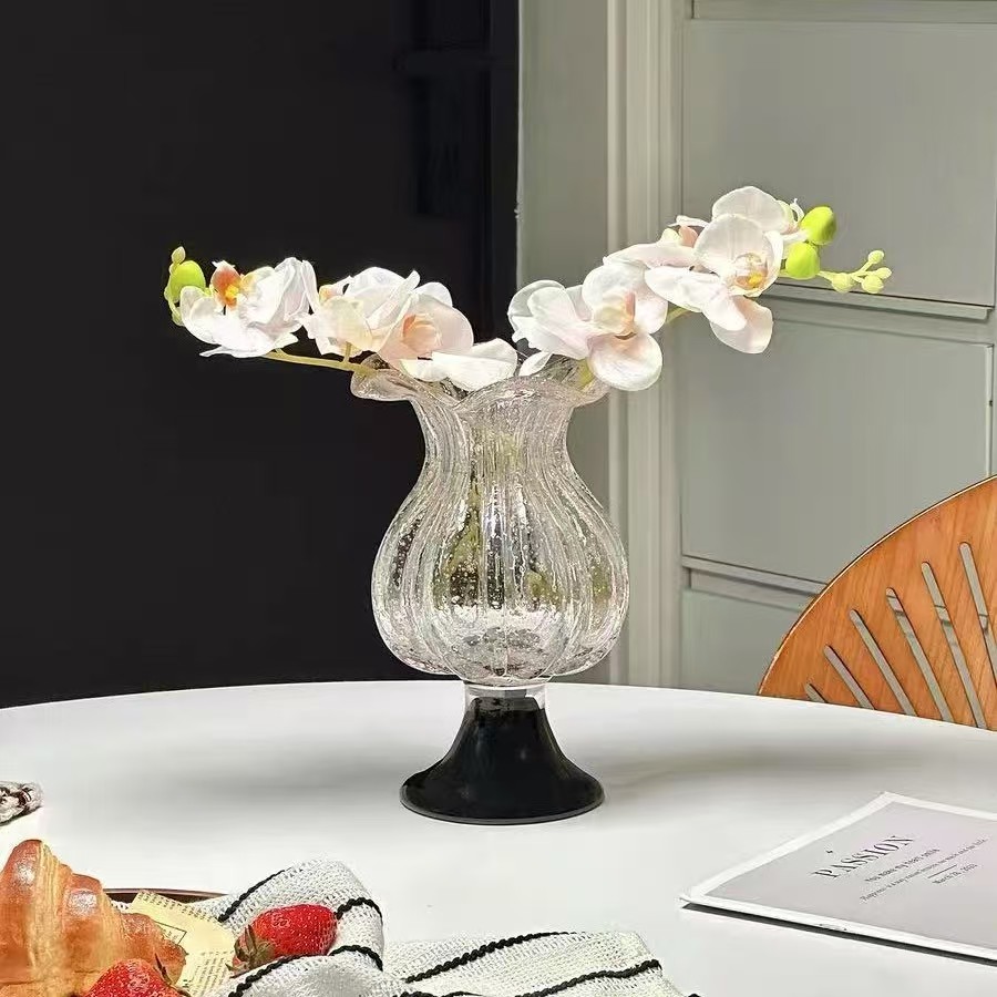 Különféle furcsa alakú üvegvázák